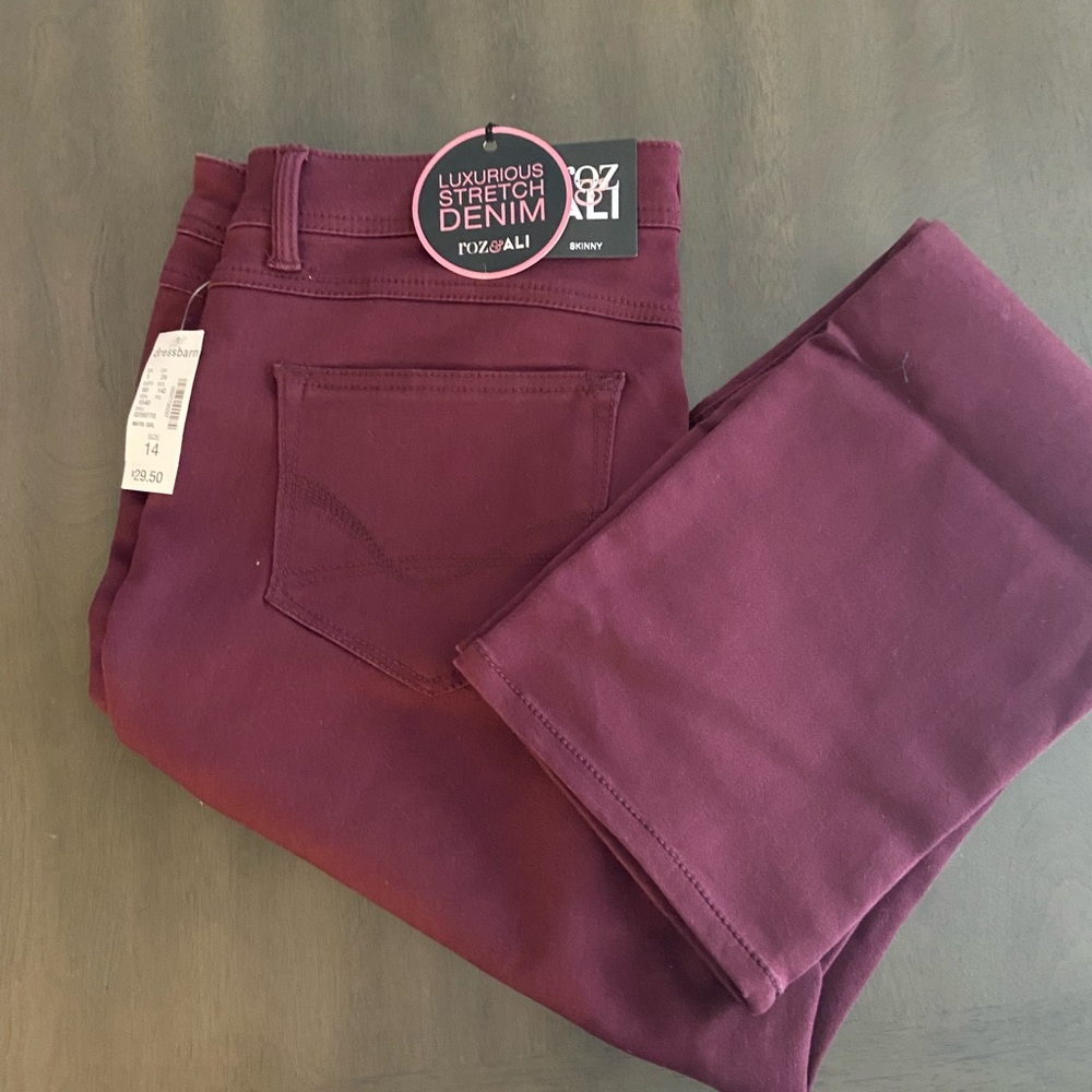 Roz&Ali skinny jeans burgundy straight leg size 14 NWT